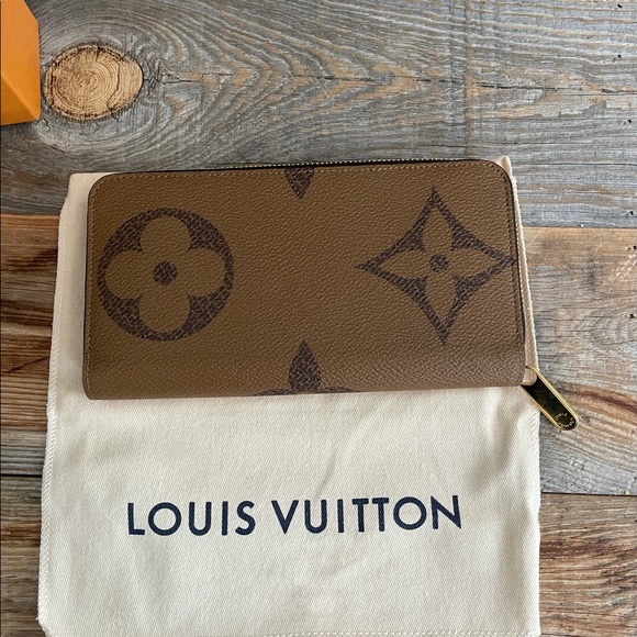 LOUIS VUITTON ZIPPY- Giant Monogram Reverse - Picture 3 of 9